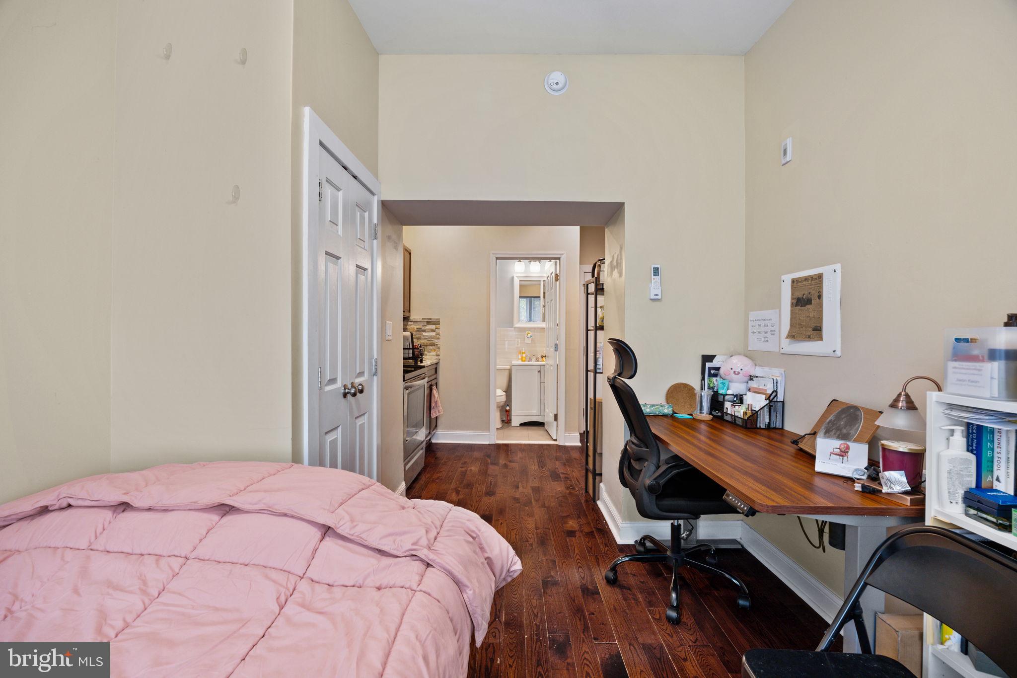 Cozy Studio Apartment in University City. This studio unit in a charming row home features an in-unit washer and dryer, hardwood floors, a modern kitchen with granite countertops, and stainless steel appliances. A mini-split HVAC system provides efficient heating and cooling. Tenants cover electric and internet; water is $50/month. One cat ok. No dogs. NO SMOKING. First, last and security.
Conveniently located, the apartment is three blocks from the 46th St. Market-Frankford Line Station, a 7-minute subway ride to City Hall, near the 21 Bus Line, Baltimore Ave, and Clark Park. Walking/biking distance to UPenn (1 mile) & Drexel (1.5 miles), with an easy commute to CHOP, Penn, and Center City. Nearby grocery stores and eateries include Aldi, Grocery Outlet, Saad's Halal, Manakeesh, ReAnimator Coffee, Knockbox Cafe, Abyssinia, and Natural Valley Smoothies & Juices.