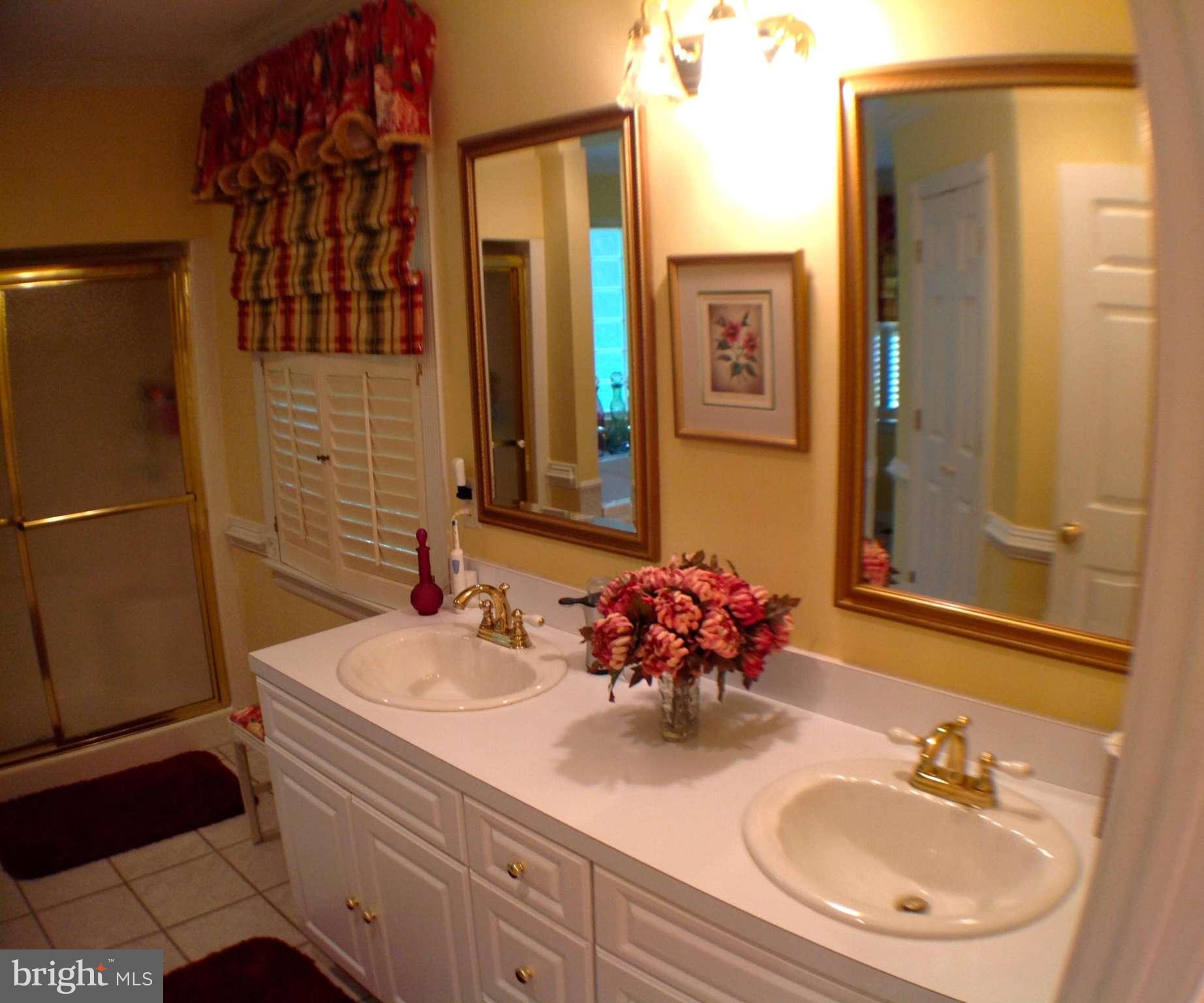 TWIN LAKES - Residential