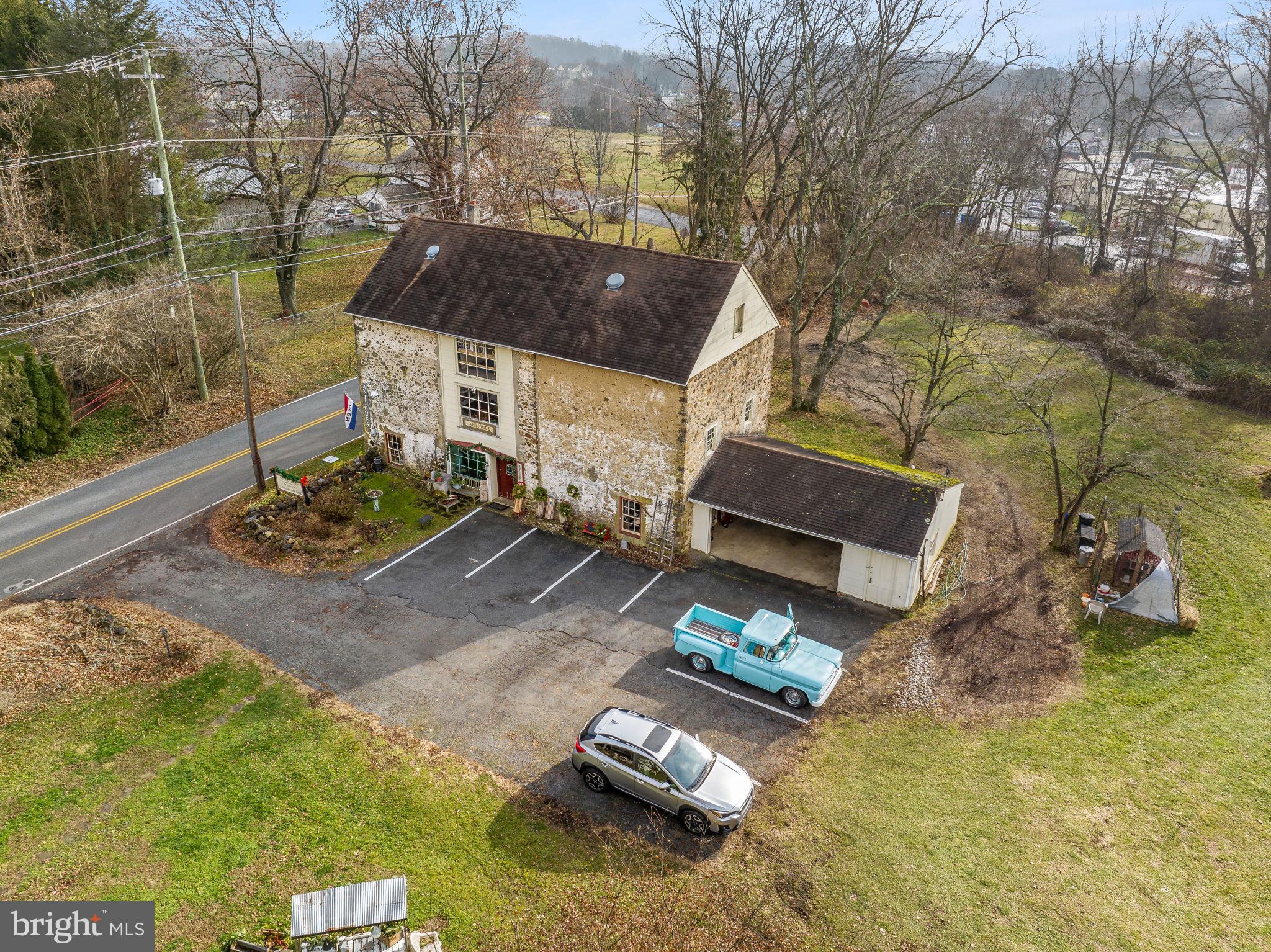 Main image without alt text