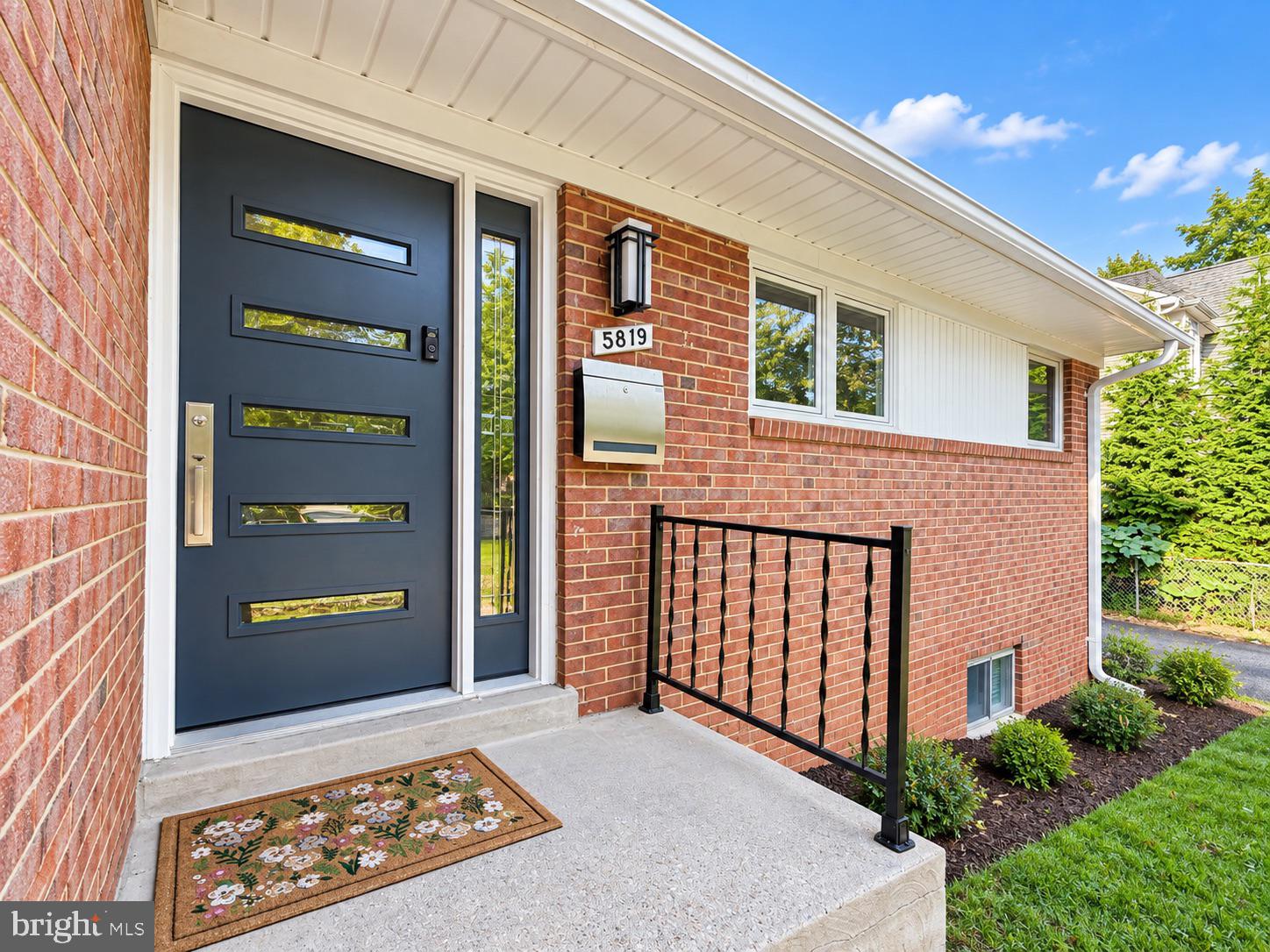 5819 GROSVENOR LANE