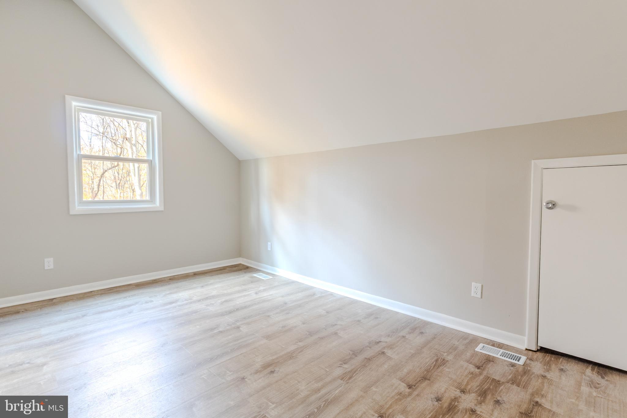 ROLLING KNOLLS - Residential