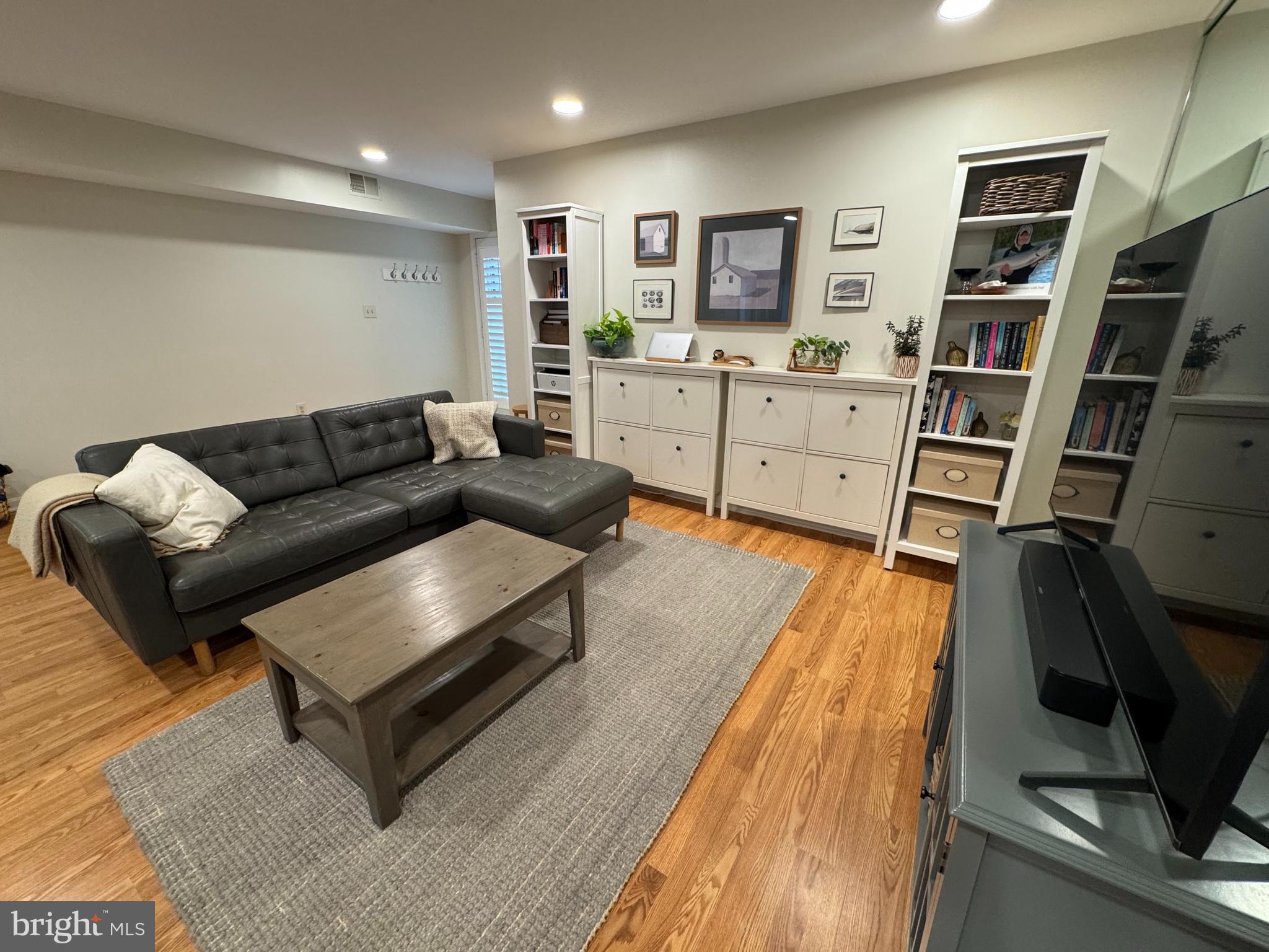 QUEENS LANDING - Residential