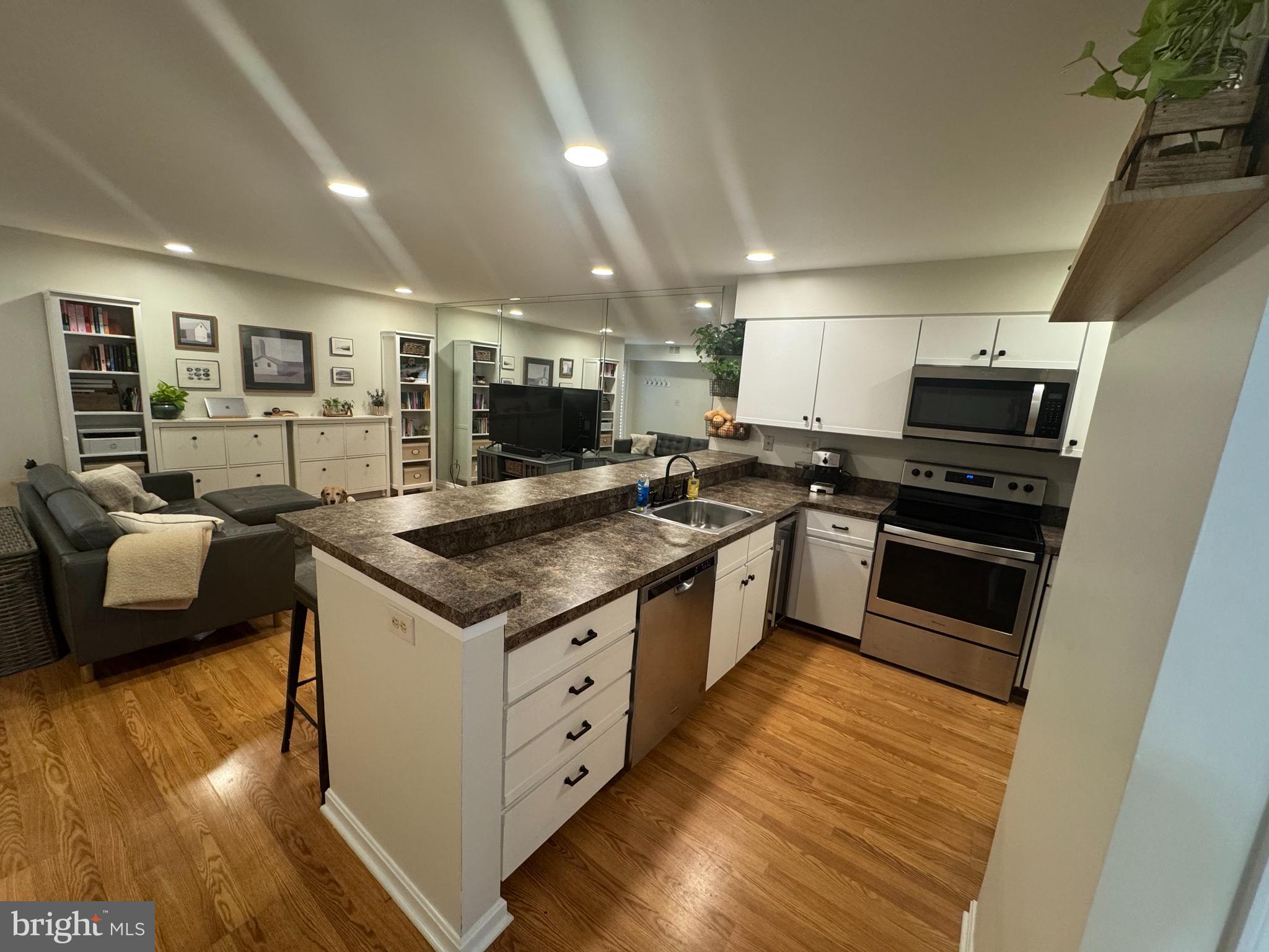 QUEENS LANDING - Residential