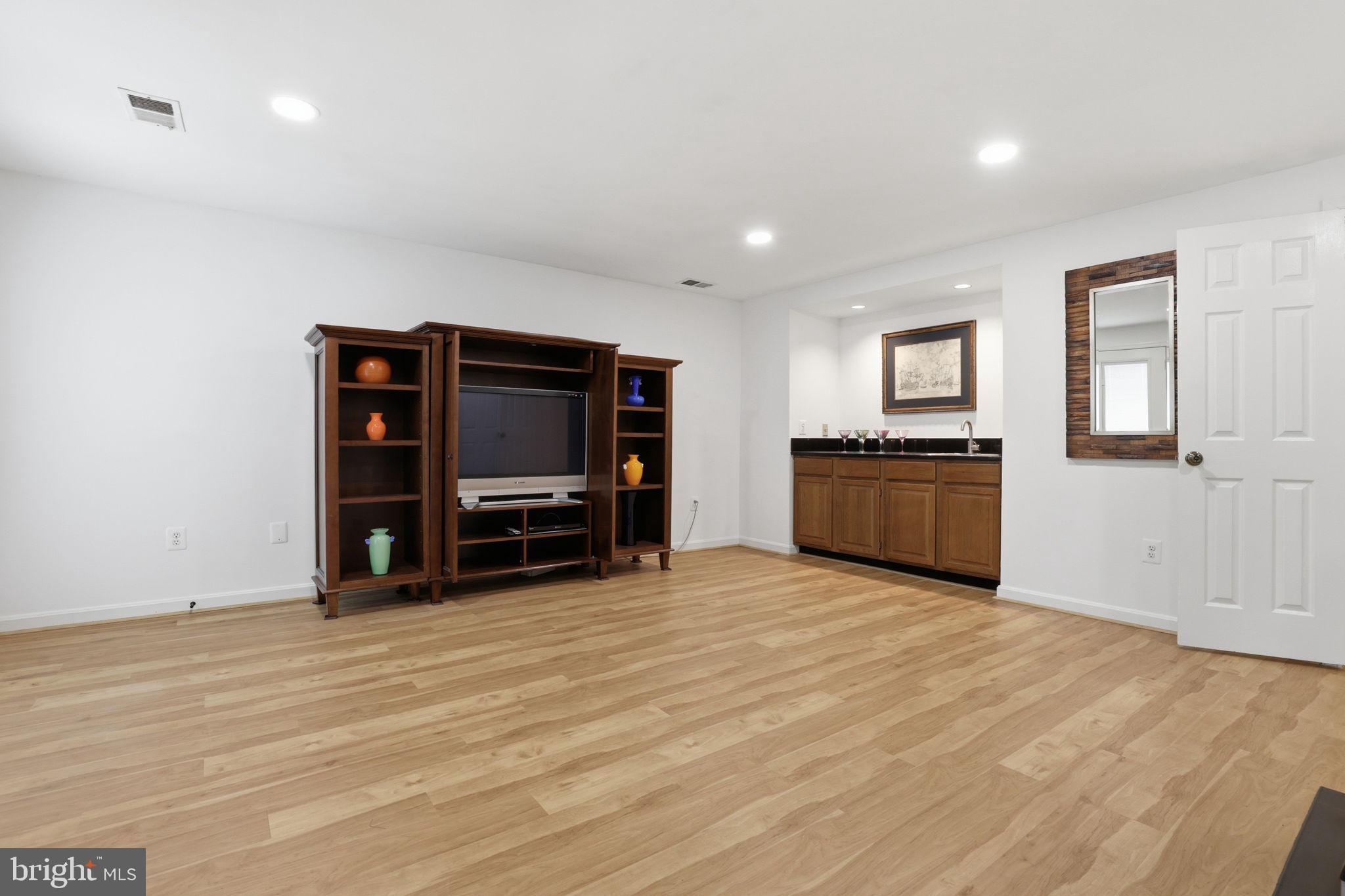 MAYFAIR OF MCLEAN - Residential