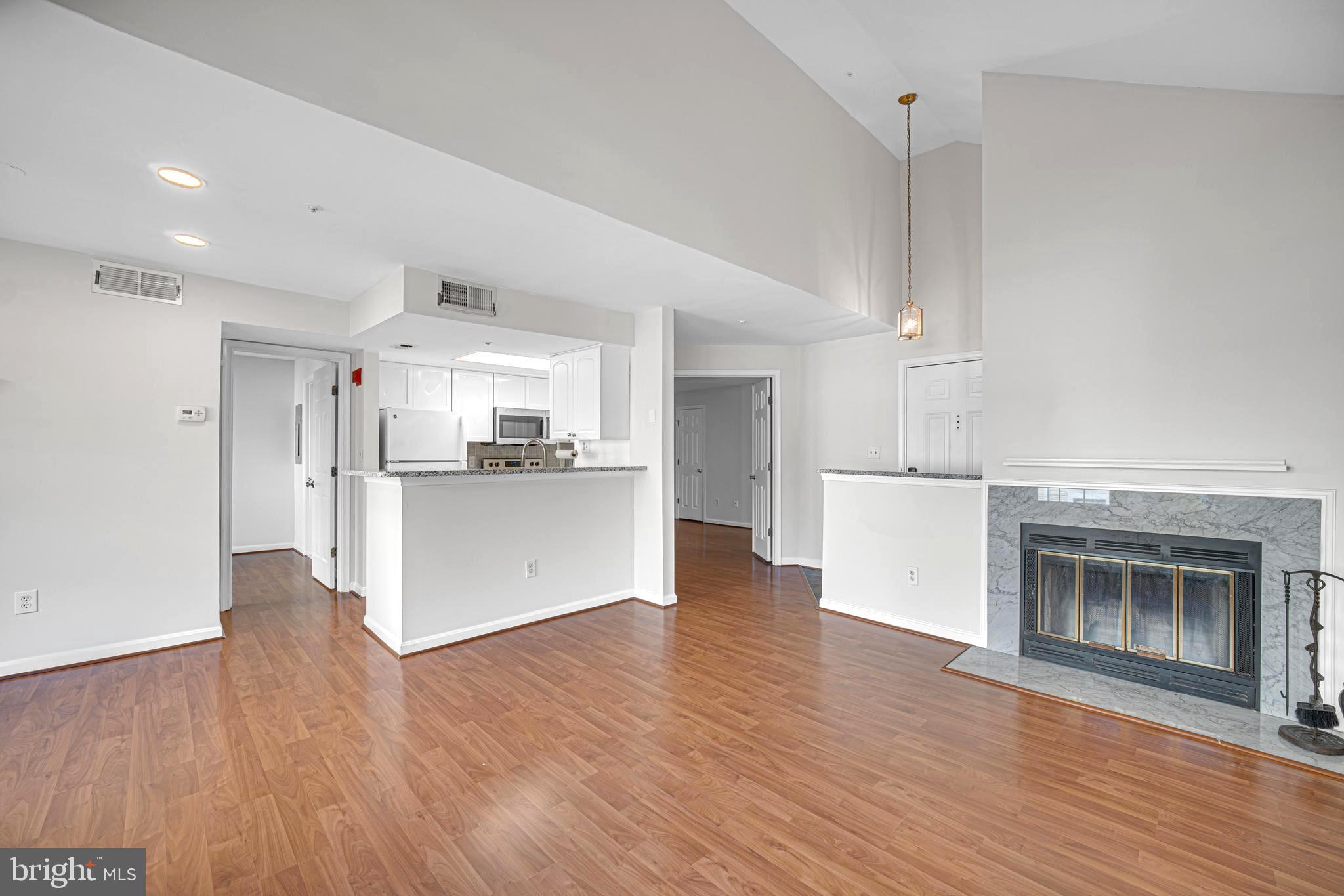 907 HILLSIDE LAKE TERRACE 512