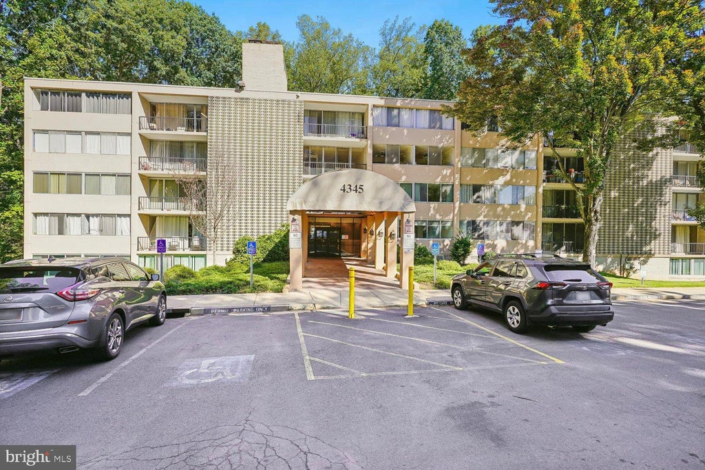 Photo of 4345 Ivymount Court #38, ANNANDALE, VA 22003 (MLS # VAFX2343830)