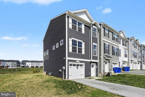 Townhouse For Sale - 246 Hudson Boulevard<br/> York County, RED LION, PA 17356