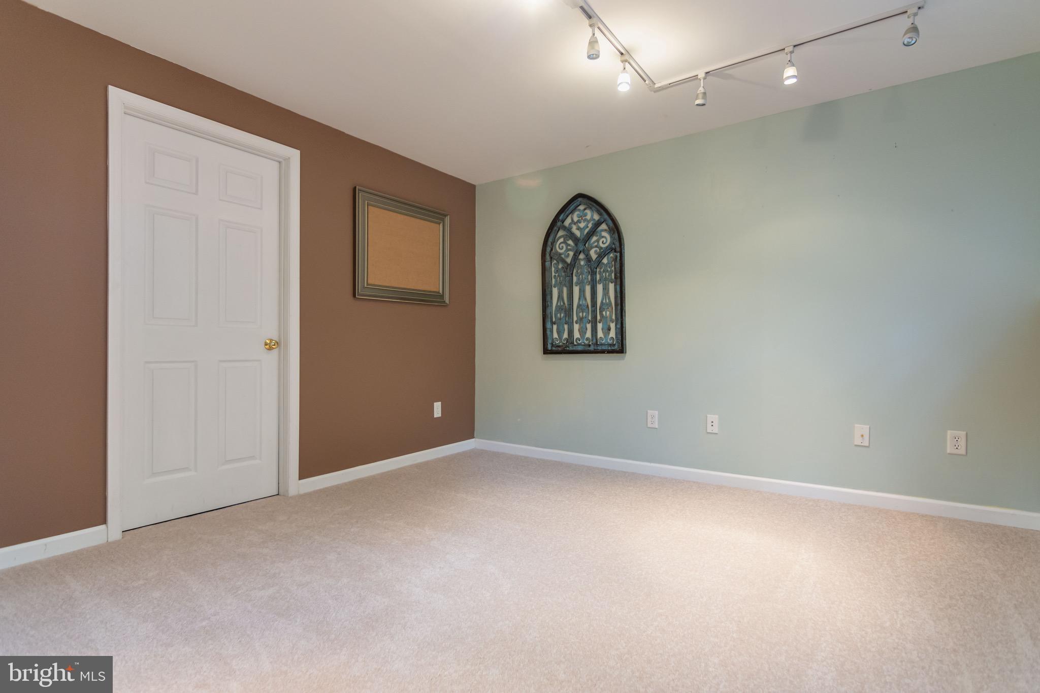 YORKTOWN MANOR - Residential