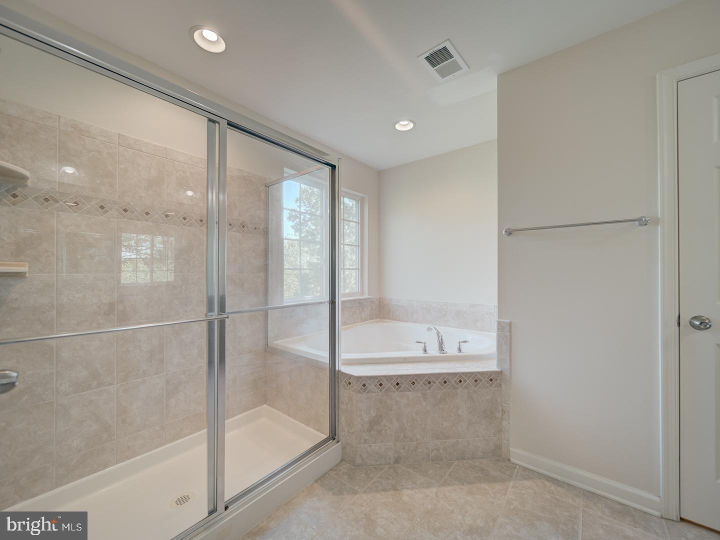 CASCADES PLACE CONDOMINIUM - Residential Lease