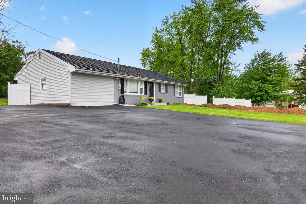 Photo of 12 White Birch Ave, MECHANICSBURG, PA 17050 (MLS # PACB2052630)