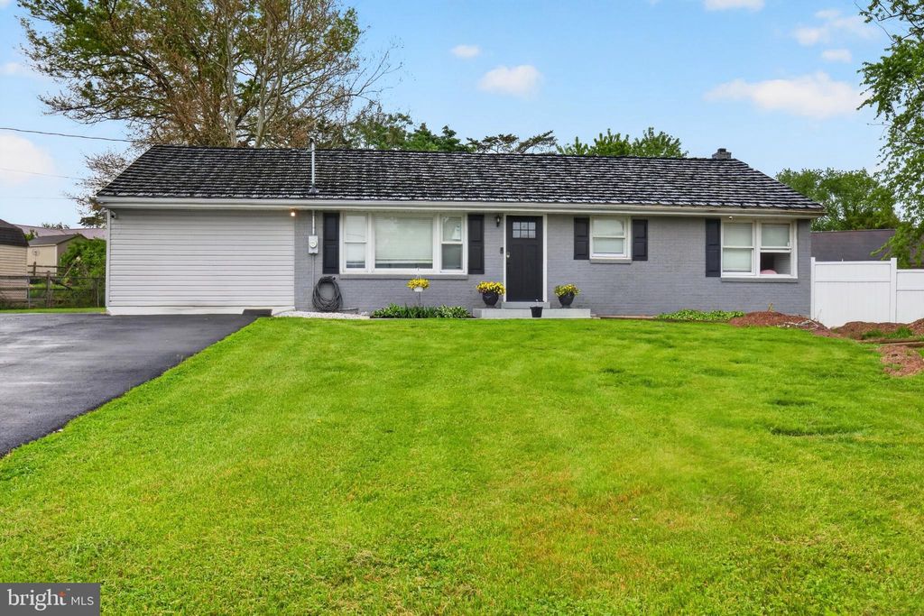 Photo of 12 White Birch Ave, MECHANICSBURG, PA 17050 (MLS # PACB2052630)
