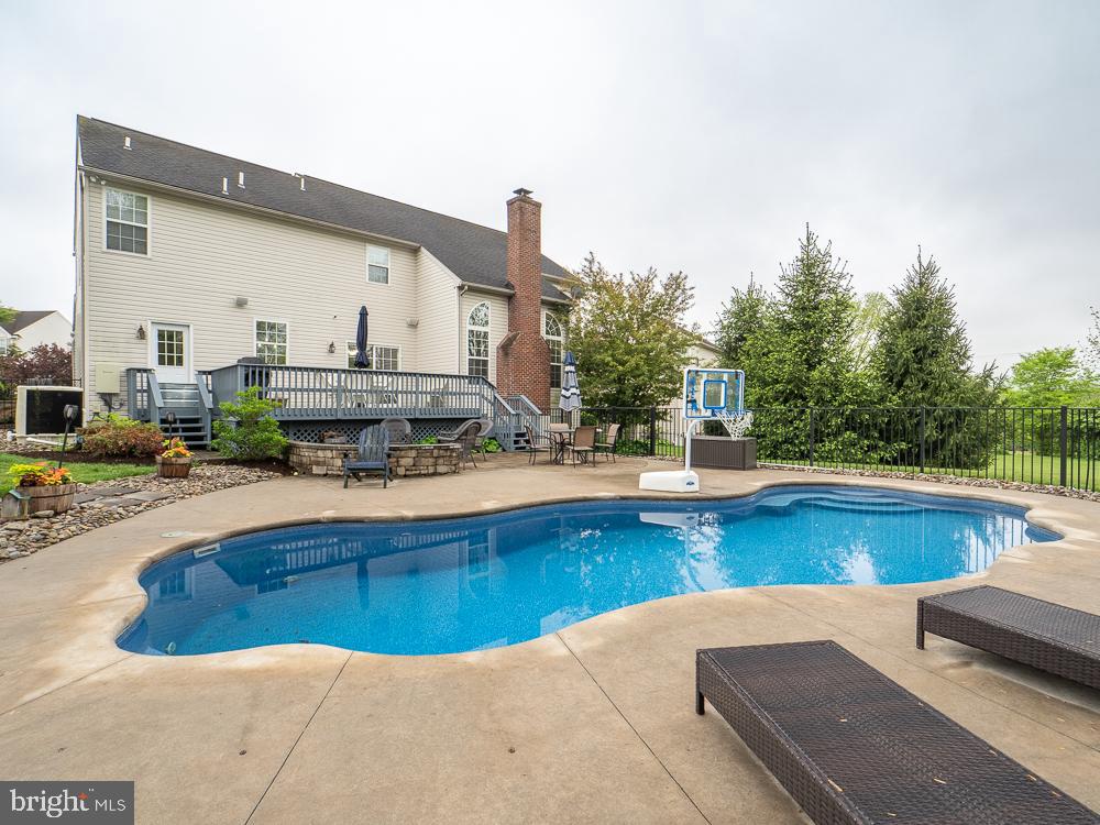 374 MOUNTAIN BOULEVARD