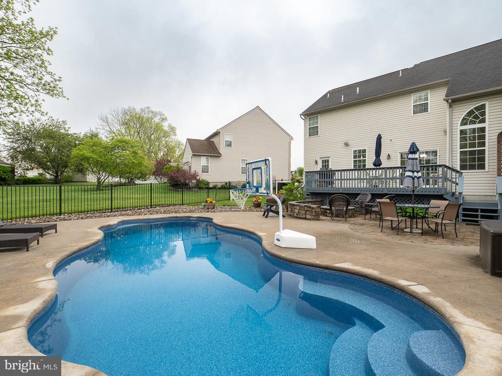 374 MOUNTAIN BOULEVARD