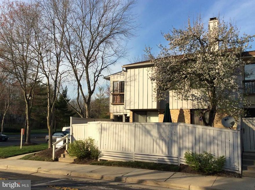 Spacious and bright 3 levels townhouse condo in heart of Columbia, in a corner with fenced patio. 3 bedrooms 2 full bath and 1/2 bathroom on main level. Large master bdr, carpeted bedrooms on 2nd level. Woodfloor on main level with easy access to patio. Big basement with separate storage.