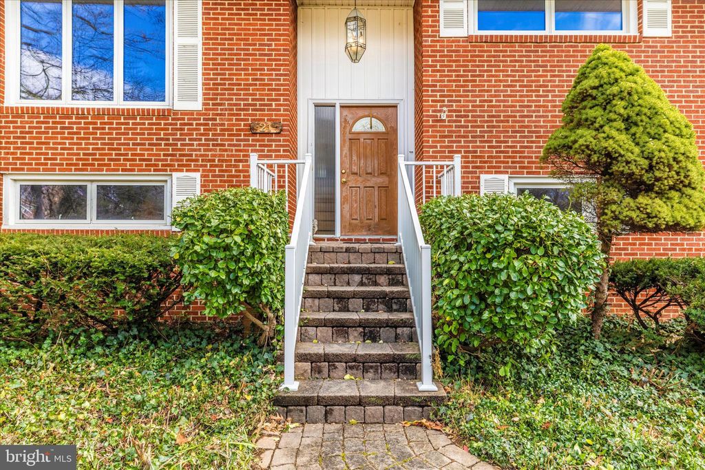 Photo of 21 Bittersweet Drive, HAGERSTOWN, MD 21740 (MLS # MDWA2033060)