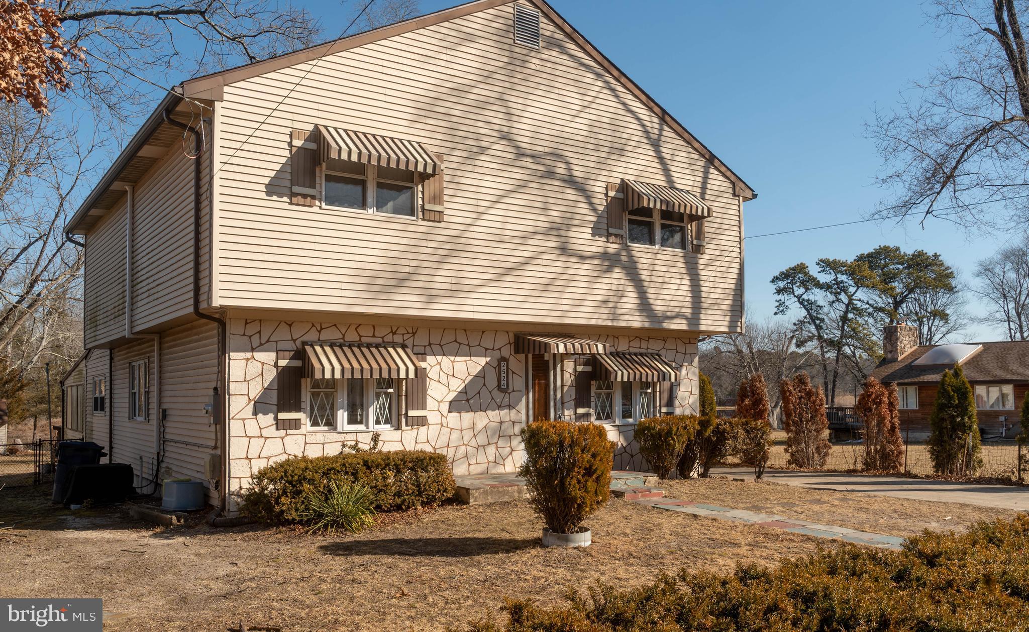 2524 LAKESIDE DRIVE