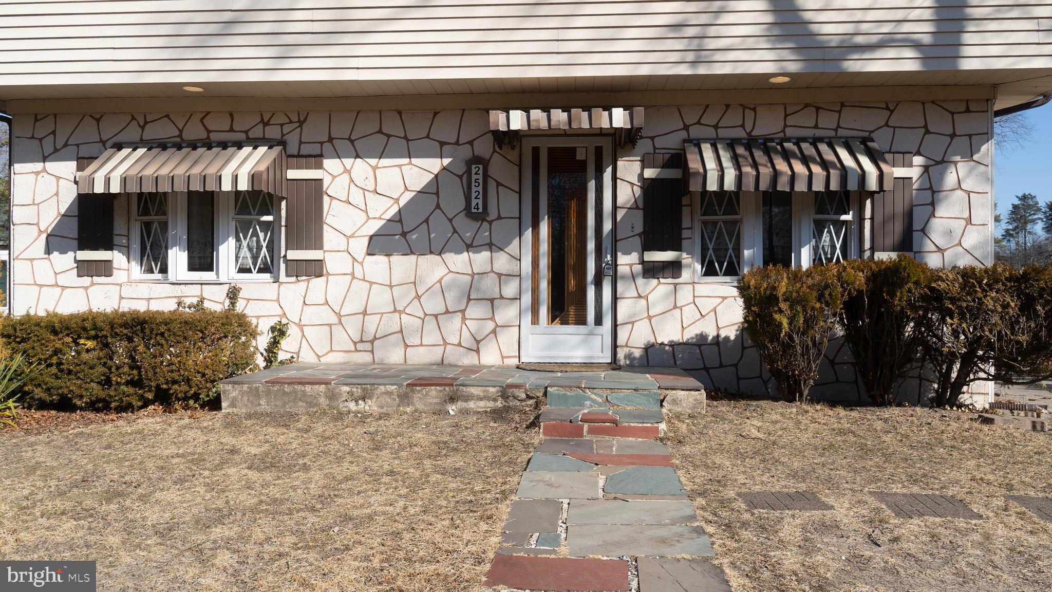2524 LAKESIDE DRIVE