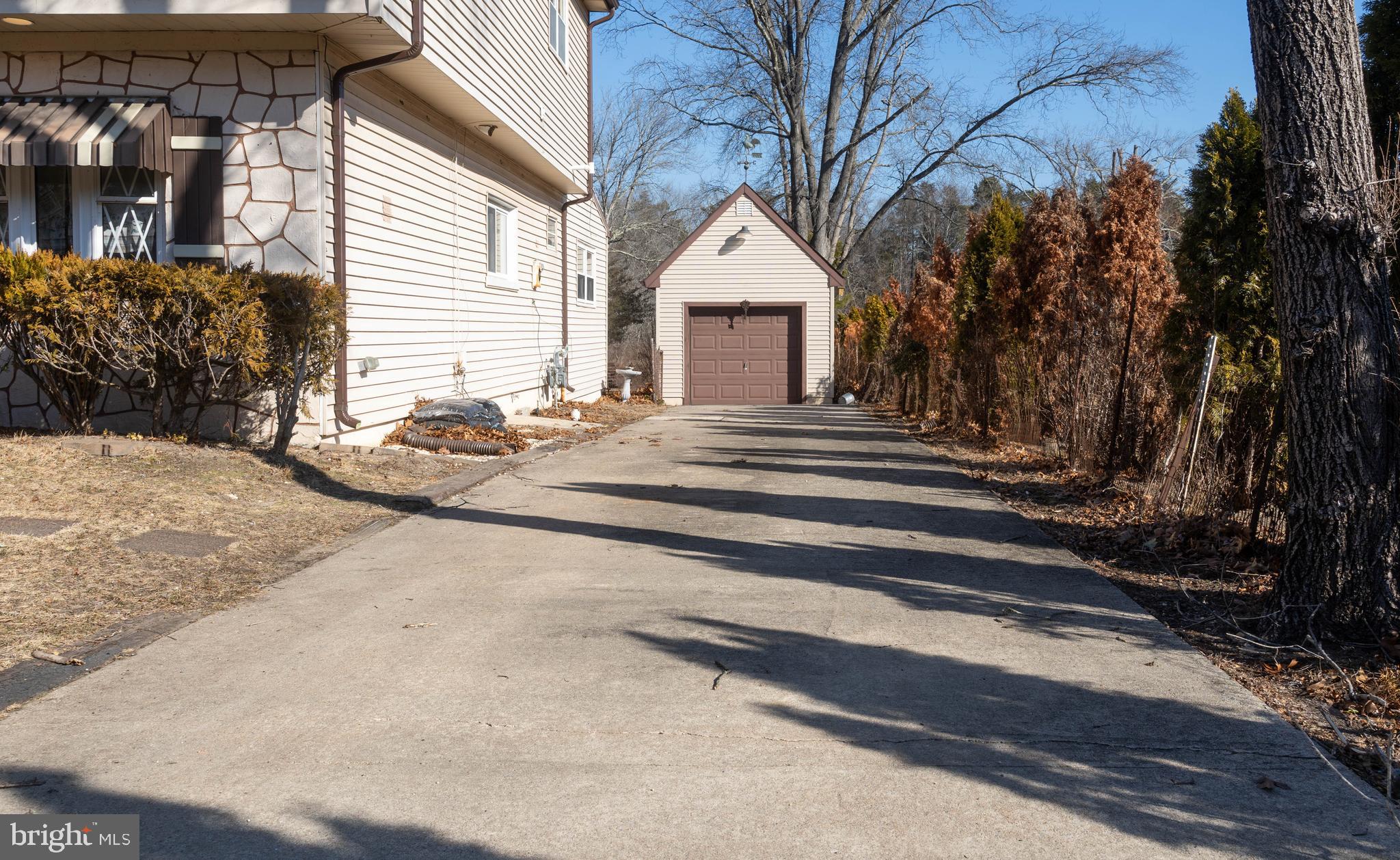 2524 LAKESIDE DRIVE