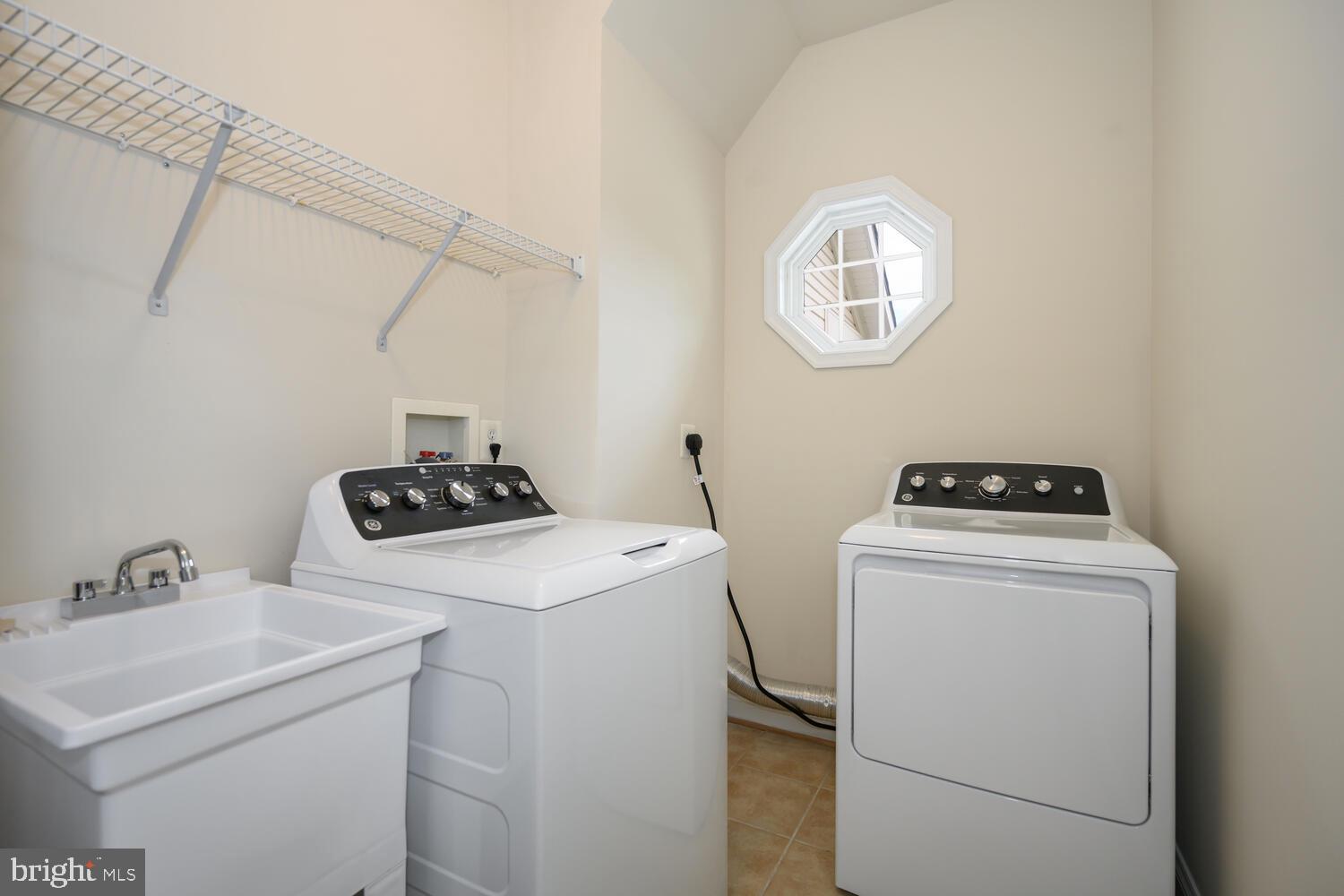 LONGBOAT ESTATES - Residential