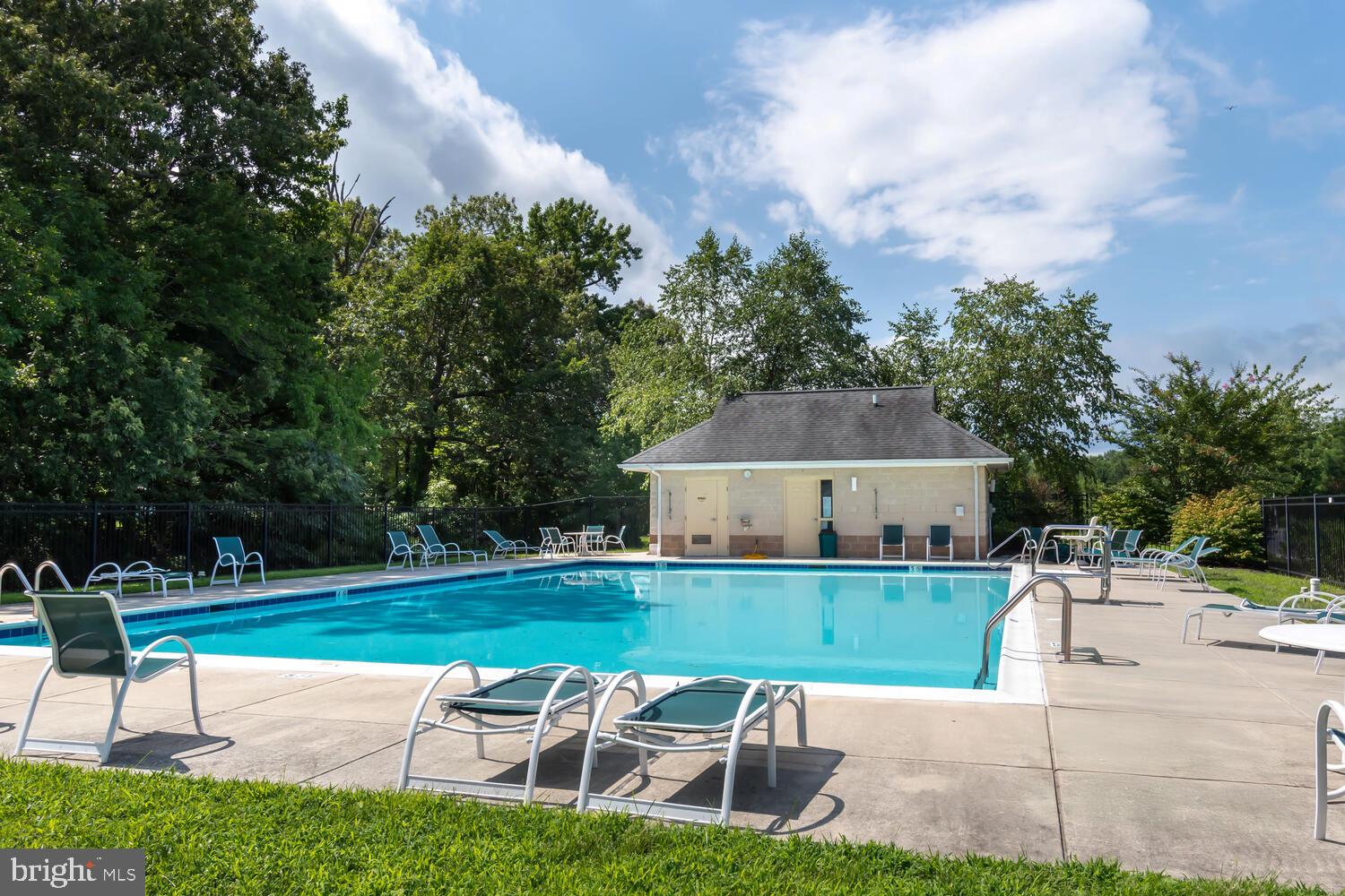 LONGBOAT ESTATES - Residential