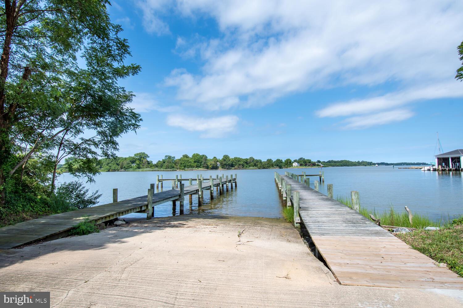 LONGBOAT ESTATES - Residential