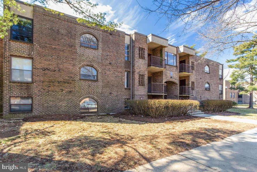 Spacious 2 bedroom, 2 full bath condo, with den. Large living room, dining room, washer and dryer in unit, and primary bedroom has a large walk-in closet. Over 1,400 sqft of living space! Community has ample parking and great amenities including large outdoor pool, tennis courts, tot lots, and treed common areas. Easy access to shopping, Quiet Waters park, downtown Annapolis, and Routes 50 & 97. Rent includes gas heat, gas cooking, water, sewer, and trash.

Only smaller breed pets will be considered case by case with a monthly pet rent.

This is a non-smoking unit.