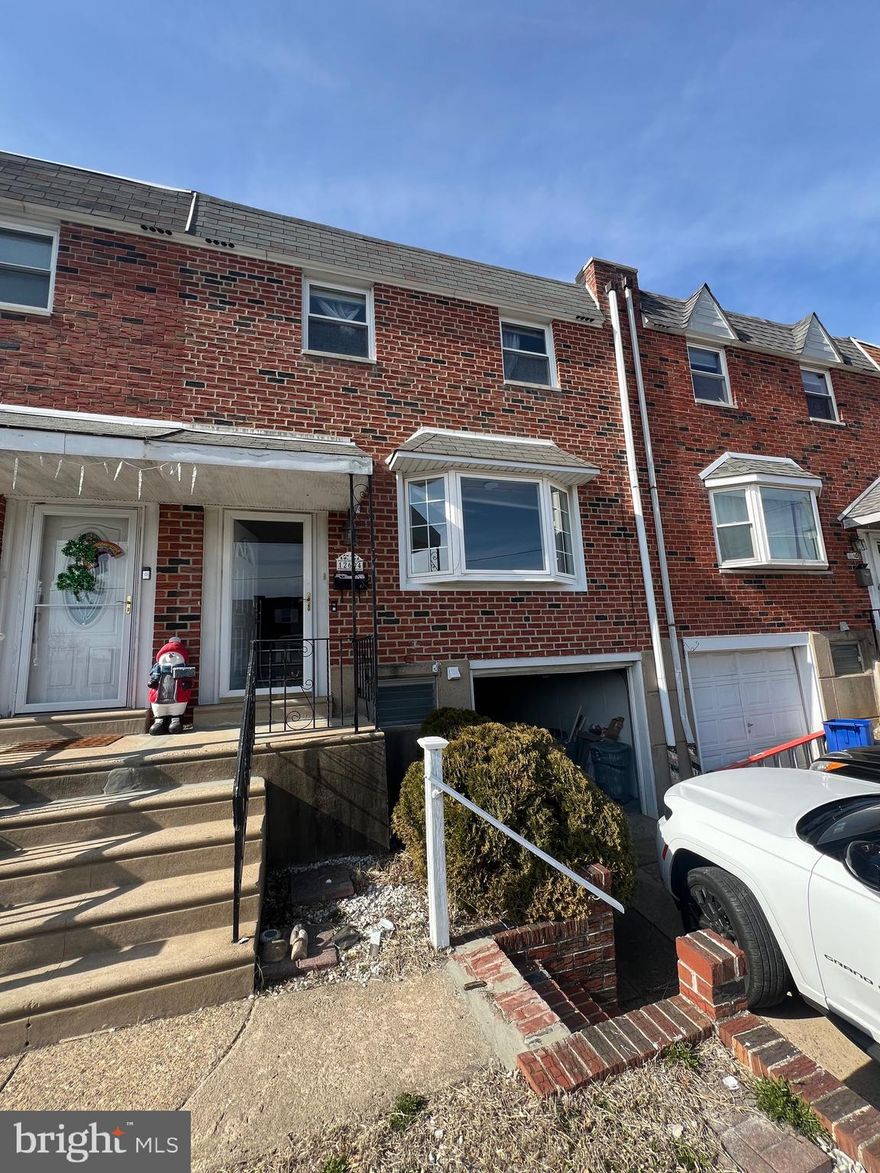 Wonderful location ,  newly renovated row home, nice neighborhood, close to shopping and everything . PLEASE MAKE SURE TURN OFF LIGHTS AND LOCK THE DOOR AFTER SHOWING.