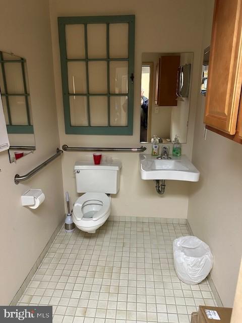 Main image without alt text