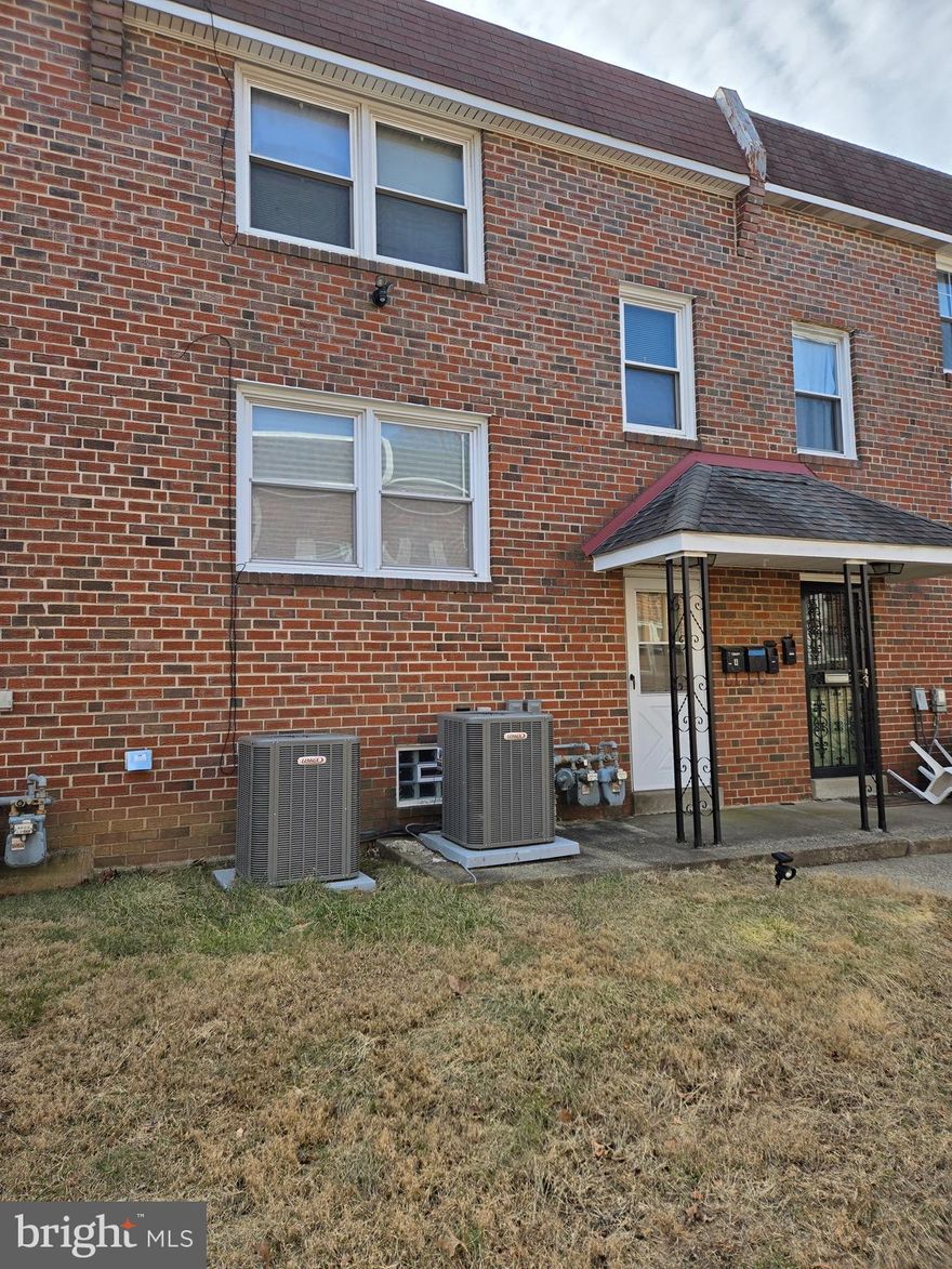 Open house -Open House - May 31, 2025 - 11: 00 a.m. - 12:00 p.m. Text or email agent to confirm attending open house. Appointment required.  POSTED!! CHECK OUT OUR UPDATED PHOTOS FOR THIS LISTING. WOW! CLEANED AND READY FOR RENT! Location ! Location! Beautiful newly remodeled rental apartment. New hardwood floors throughout. Modern kitchen with new, backsplash, cabinets, and counter-top. 1 spacious bedrooms and 1 full bath.  New stainless-steel refrigerator.  New washer and dryer. Newly painted. Garage and lots of extra storage. Close to transportation, shops, and restaurants. Property is close to the park. In walking distance to hospitals and parks. Property available for showings immediately!
 Rental Application: https://apply.link/4wO_i2g