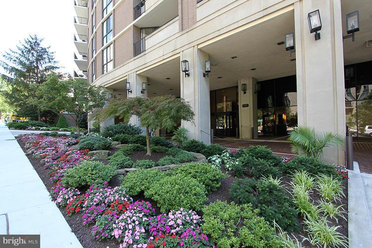 Large 1 bedroom + den with one full and one half bathroom available immediately. Floor to ceiling windows let in great natural light. Split floor plan with each bedroom and bathroom separated by kitchen. Ample storage space with closets throughout. Full service building with outdoor pool, front desk, fitness center. 1 garage parking space included. Good income and credit required by owner.
