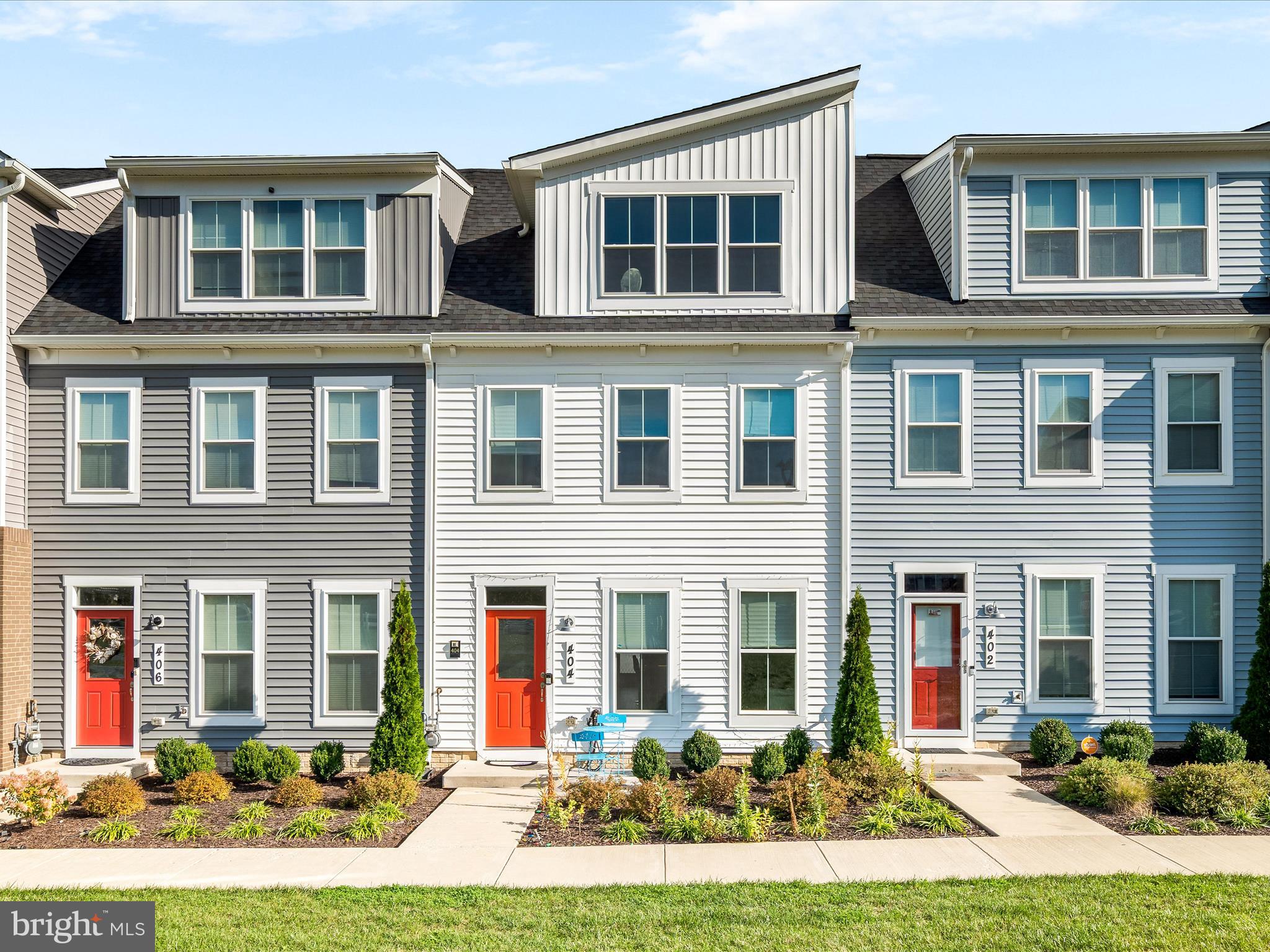 Looking for space, convenience, and comfort? This beautiful 4-bedroom, 3.5-bath townhome in Frederick has it all! Enjoy an open-concept layout, modern kitchen, and plenty of natural light throughout. The finished lower level adds even more living space — perfect for a home office, guest suite, or cozy rec room.
Highlights:
✨ Move-in ready November 1
✨ Open main level with modern kitchen & dining area
✨ Spacious bedrooms + primary suite with private bath
✨ Finished lower level with full bath
✨ Private deck and garage
✨ Convenient location close to shopping, restaurants, and movie theatre