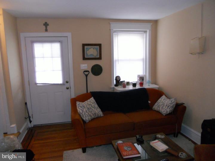 EAST FALLS - Residential Lease