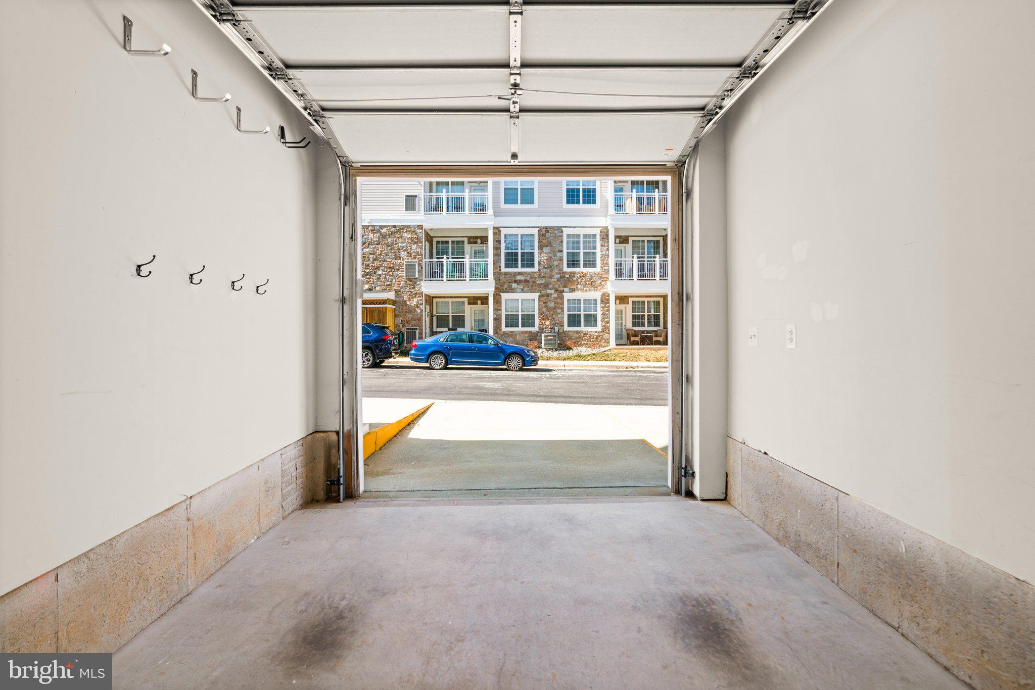 FOUR SEASONS - Residential