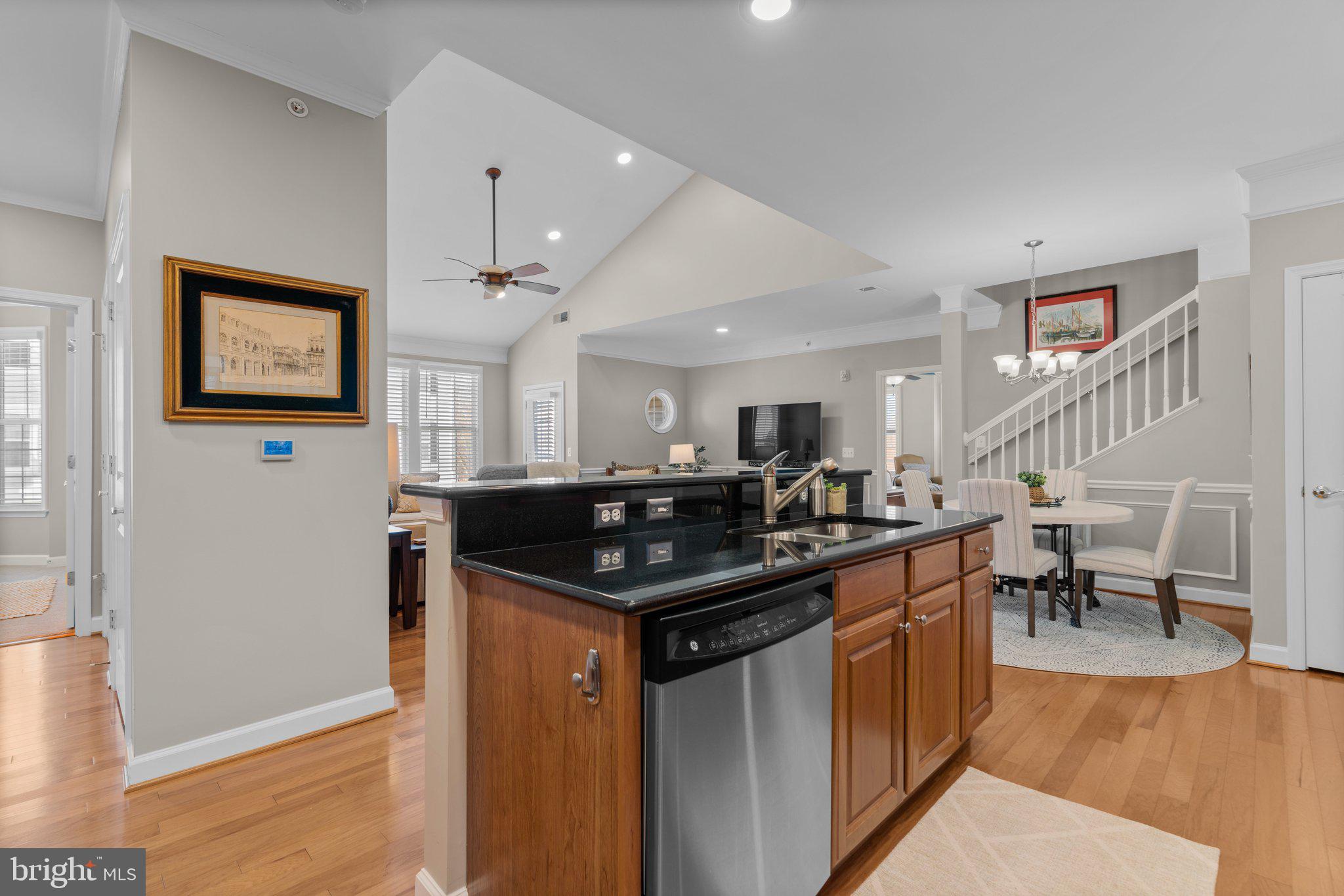 FOUR SEASONS - Residential