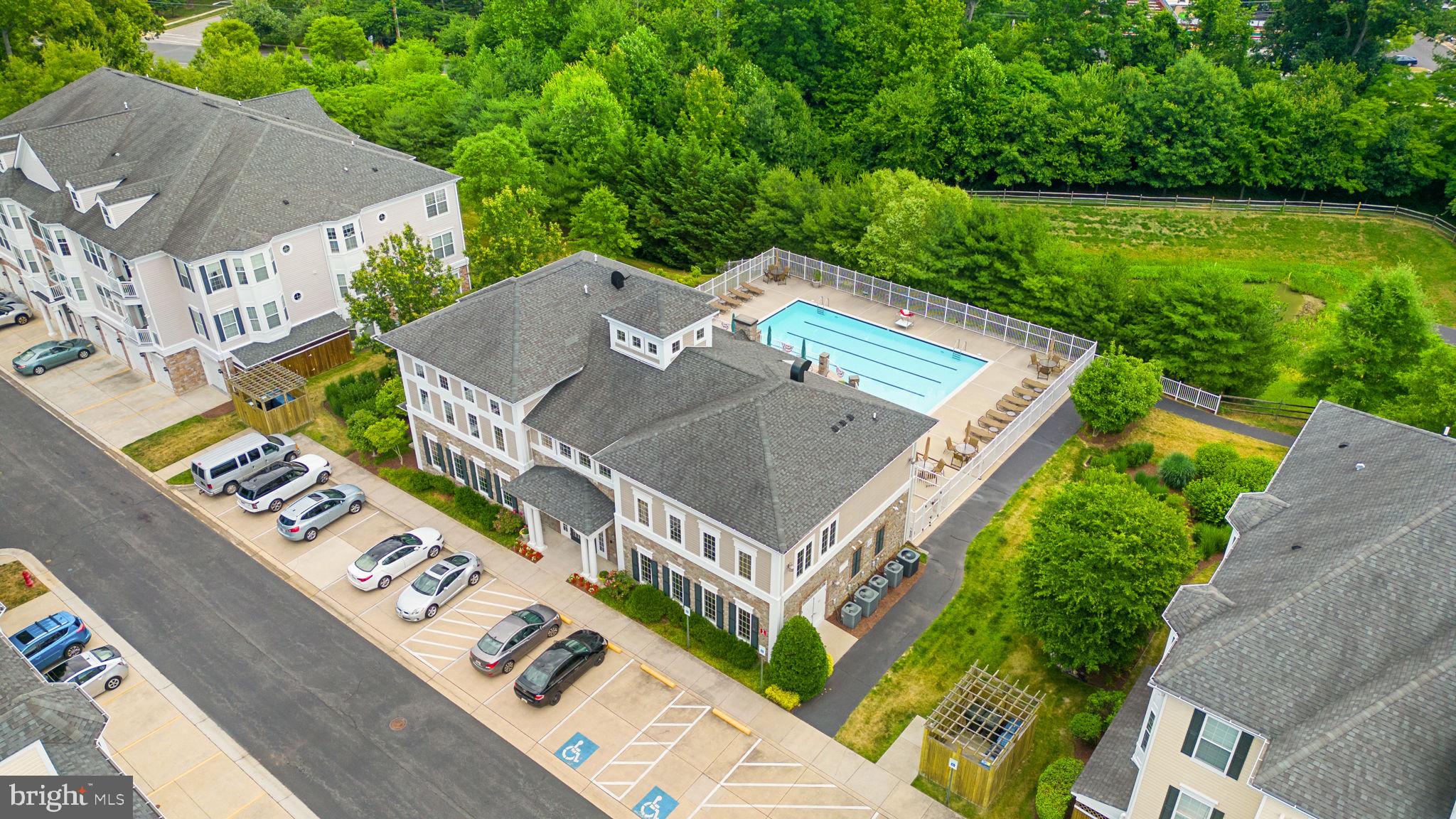 FOUR SEASONS - Residential