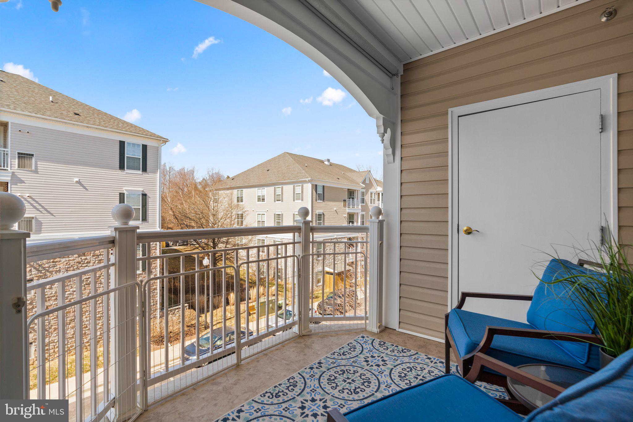 FOUR SEASONS - Residential