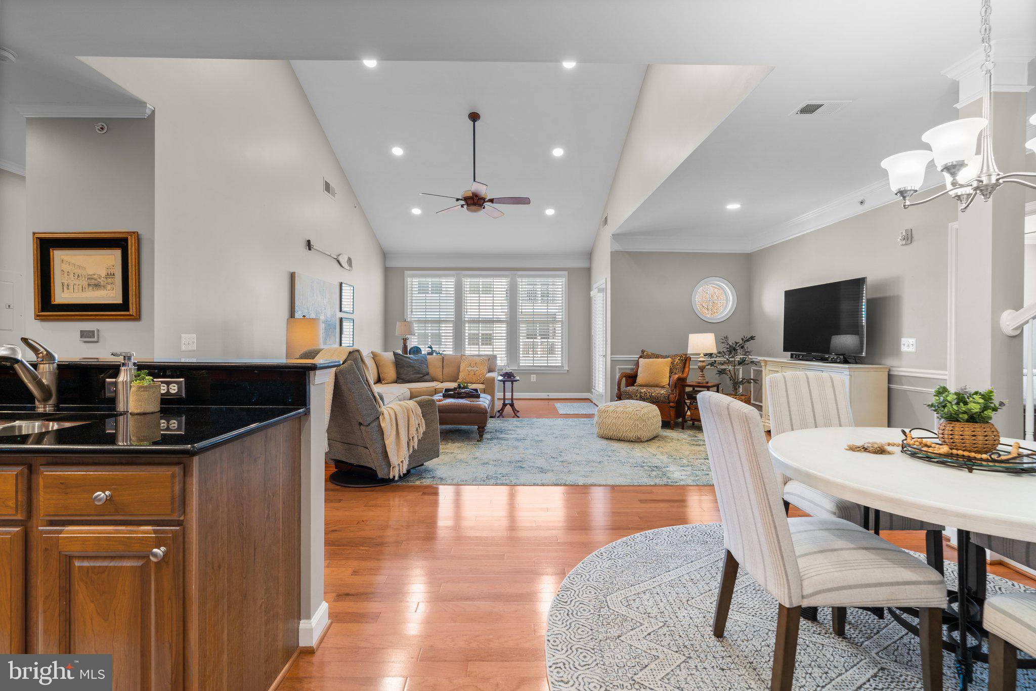 FOUR SEASONS - Residential