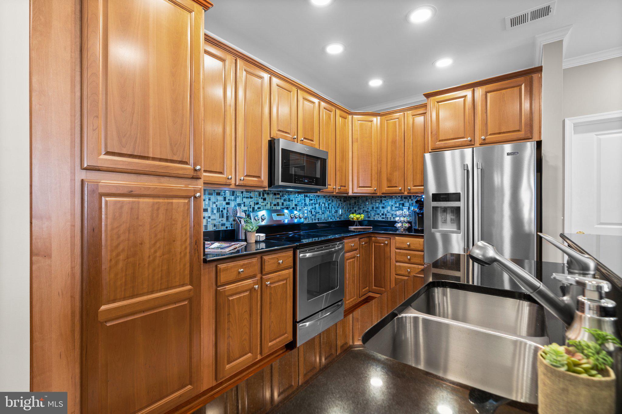 FOUR SEASONS - Residential