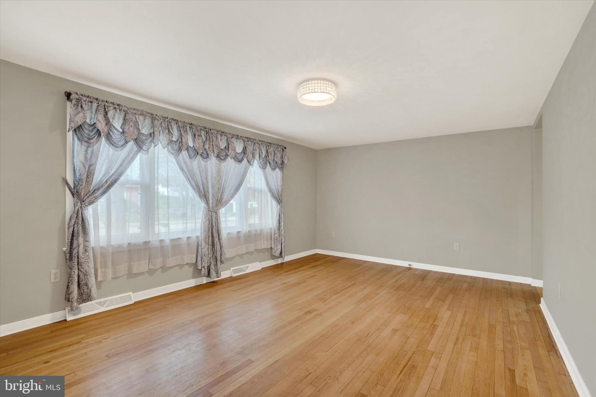 7 WILLOW RUN ROAD