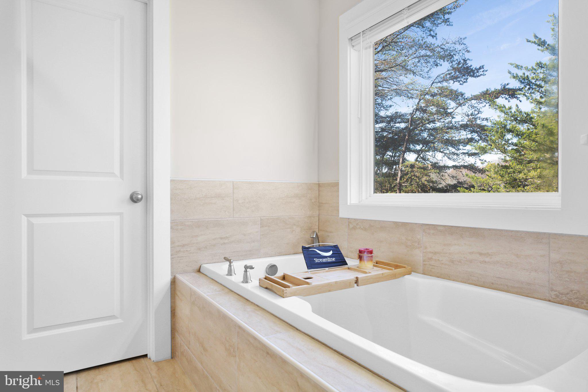 HIDDEN LAKE - Residential