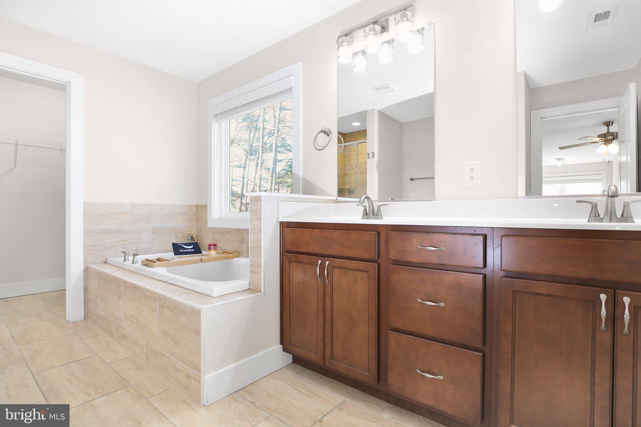 HIDDEN LAKE - Residential