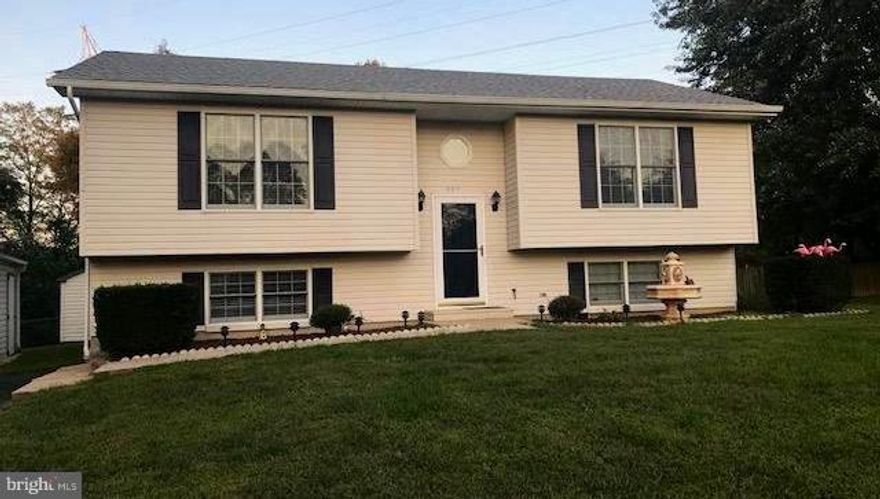 SPLIT FOYER HOME LOCATED IN  RICHMOND HILLS, IN  A CUL-DE-SAC. THE HOME BOASTS HARDWOOD FLOORS, GRANITE COUNTER TOPS, A POOL, OVER SIZED DRIVEWAY w/ A DETACHED GARAGE.  THE ROOF WAS REPLACED IN 2016 AND HVAC SYSTEM  6/2018.