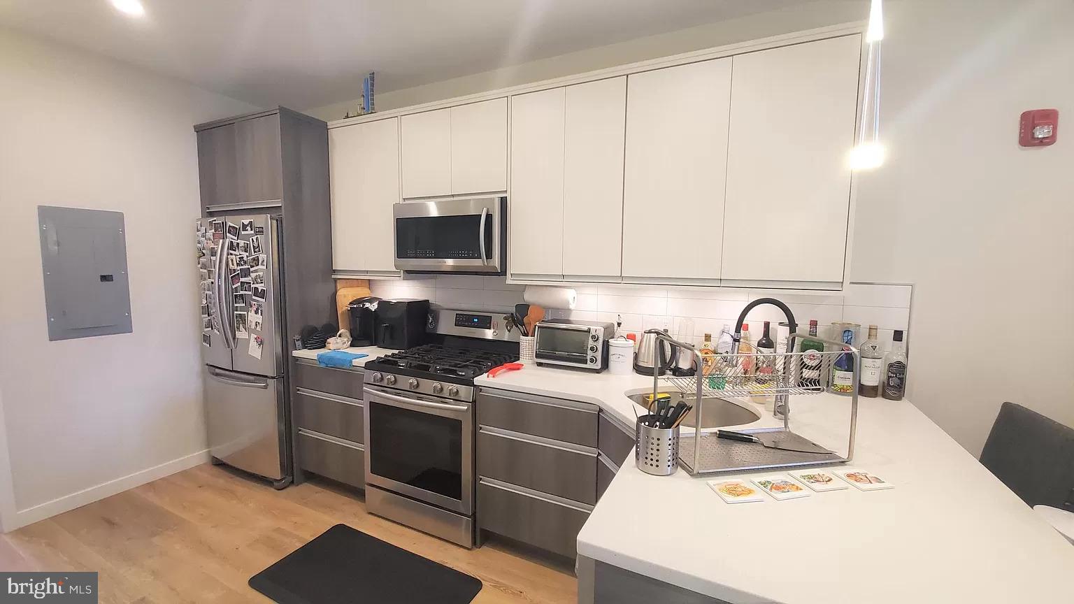 1534 N 7th St Unit #2, Philadelphia, PA 19122
$1,675/mo | 2 Beds | 2 Baths | Water Included
Welcome to this beautifully maintained 2-bedroom, 2-bath apartment located in the heart of Ludlow. This second-floor unit offers a modern, open layout with convenient access to public transportation, making it perfect for commuters or anyone wanting to enjoy city living.
Apartment Features:
Spacious 2 bed / 2 bath layout
Central A/C and heating
In-unit washer and dryer
Water included in rent
Pet-friendly (case-by-case basis)
Located near restaurants, cafes, shopping, and transit, this unit is a great find in a fast-growing neighborhood.
Contact us today to schedule a tour!