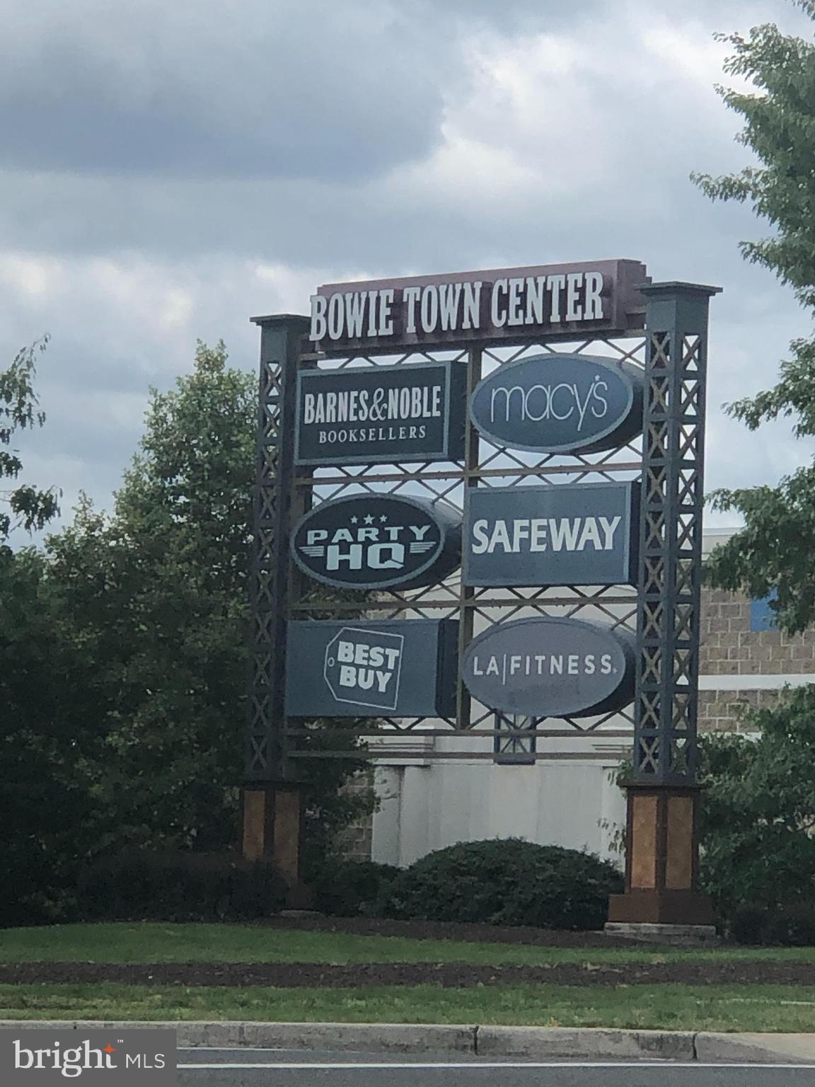 OAK POND TOWNHOU - Residential