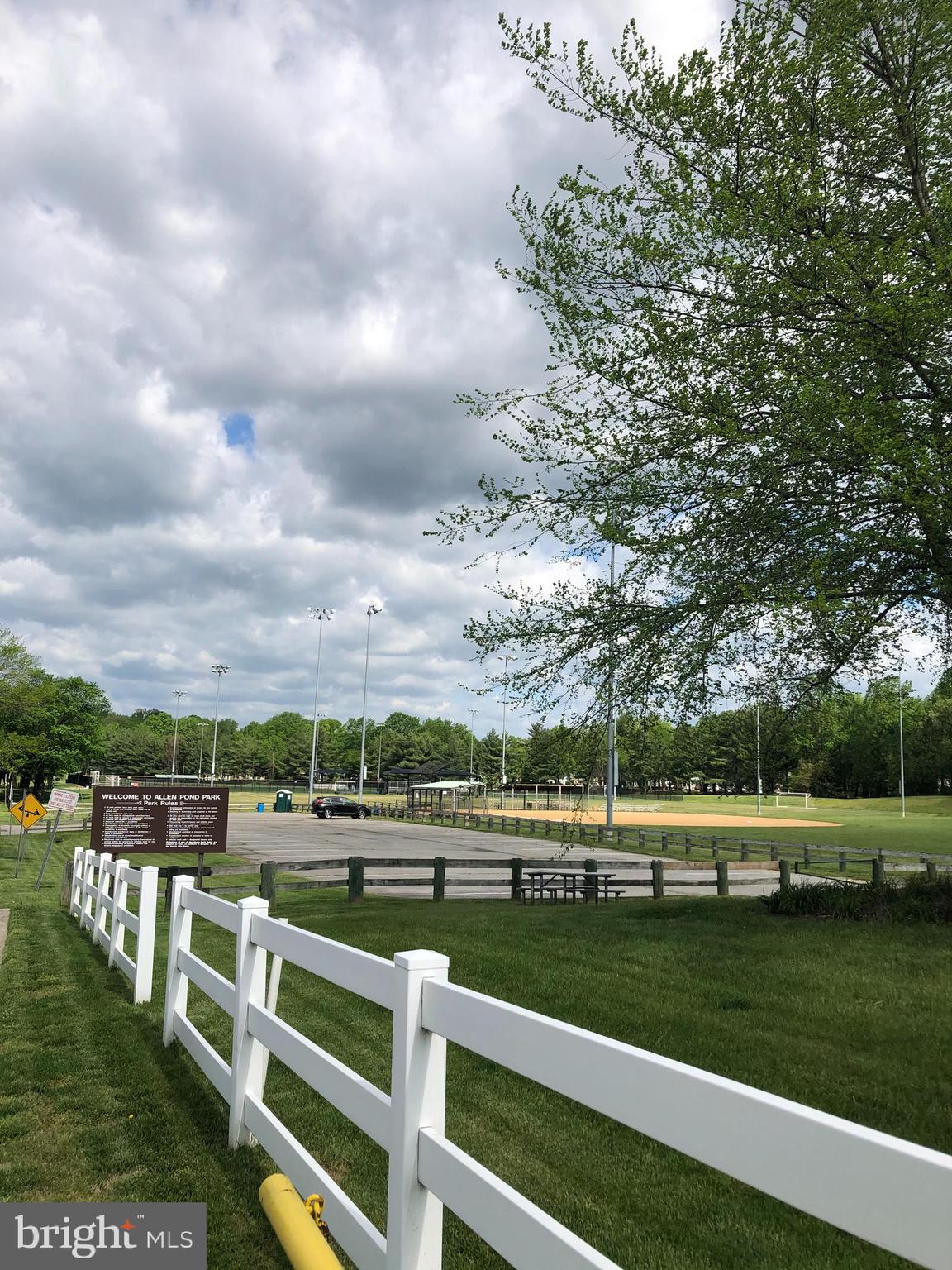 OAK POND TOWNHOU - Residential
