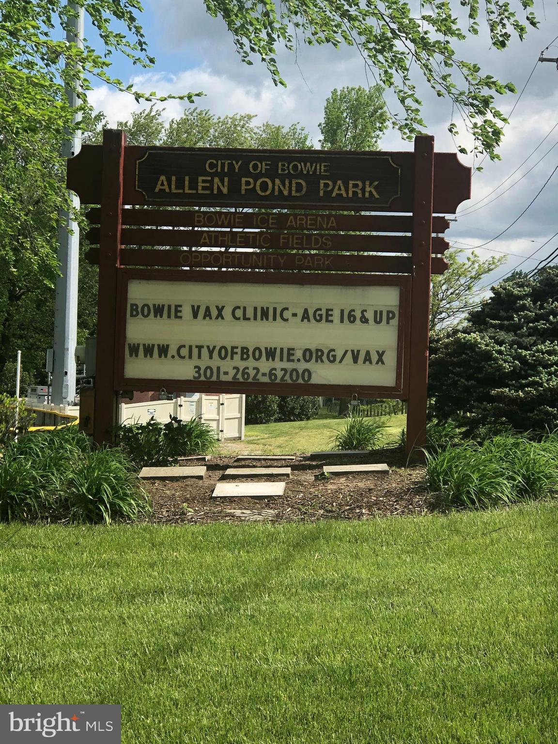 OAK POND TOWNHOU - Residential