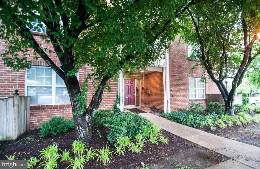 2BR/2FB, 2nd Fl. condo located in Admiral's Reach. Large master suite with spacious closet and bay window nature view. Private balcony, separate laundry room in unit. Short bike ride (2 miles) to downtown Annapolis and all it offers. Located near mall, shops, and restaurants. Easy access to route 50. HOA fee includes exercise room, pool, water, sewer.