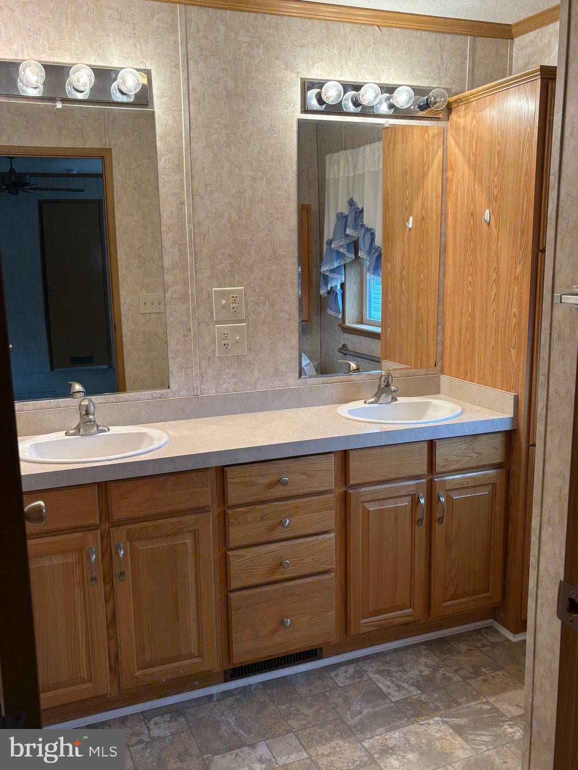 LAUREL COMMONS - Residential