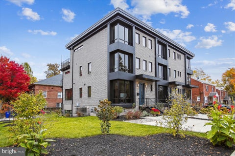 Townhouse For Rent - 869 N Burlington Street<br/> ARLINGTON, VA 22203