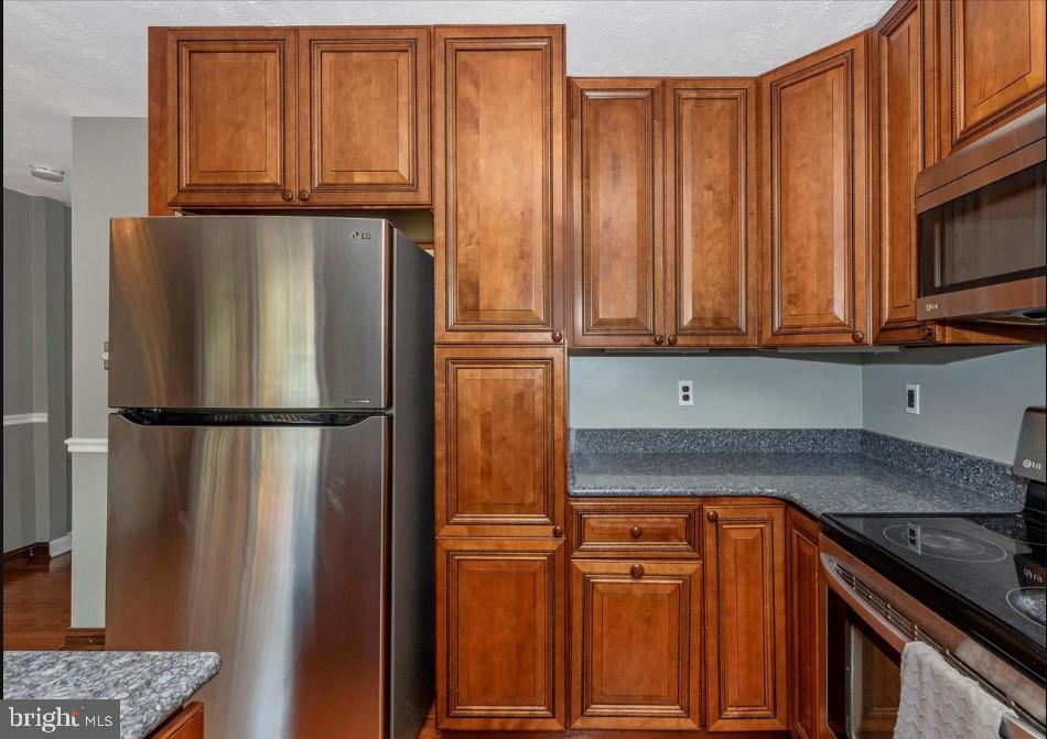 381 W THORNHILL